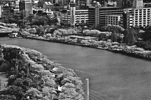 Vista de alto ângulo do rio na cidade