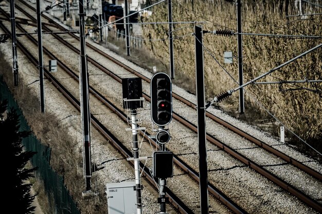 Vista de alto ângulo do sinal ferroviário por trilhos ferroviários