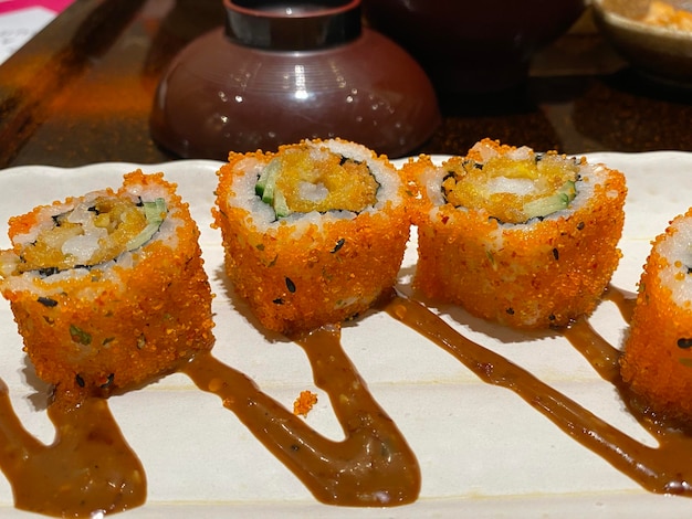 Vista de alto ângulo do sushi servido na mesa