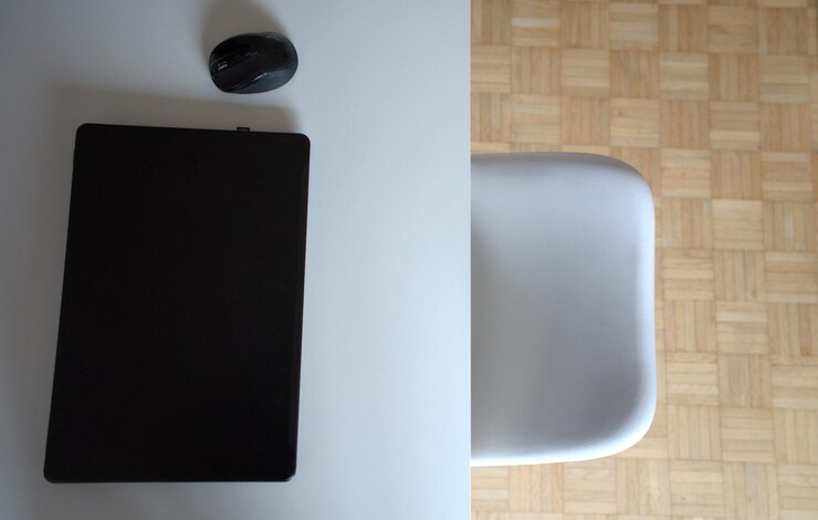 Foto vista de alto ângulo do telefone móvel sobre a mesa