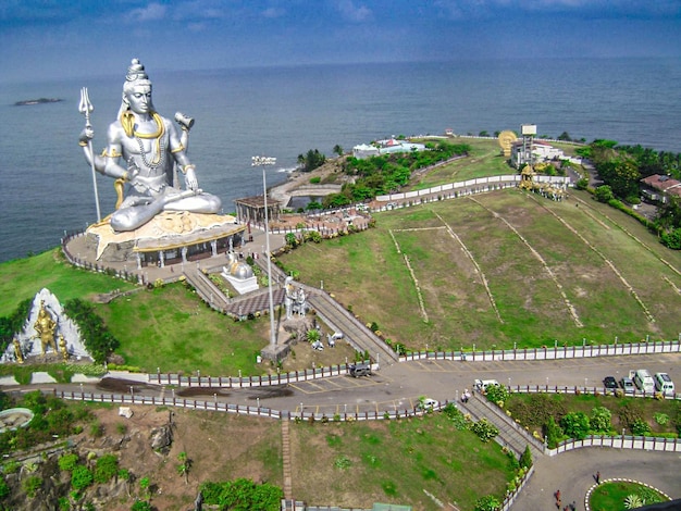 Foto vista de alto ângulo do templo de murudeshwara