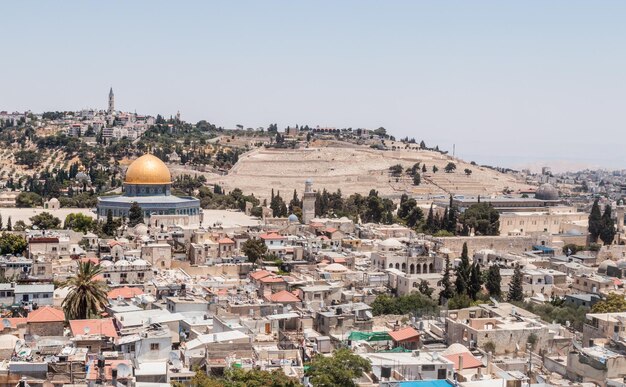 Vista de alto ângulo do templo no meio da cidade contra o céu claro durante o dia ensolarado