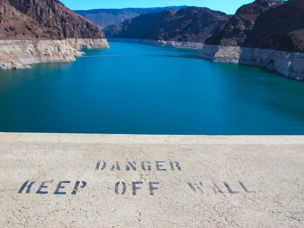 Foto vista de alto ângulo do texto terra contra o lago