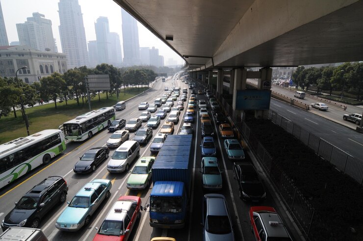 Foto vista de alto ângulo do tráfego na estrada na cidade
