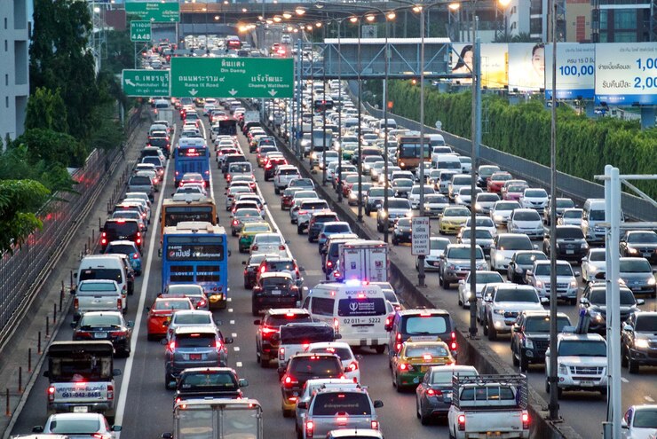 Foto vista de alto ângulo do tráfego na rua da cidade