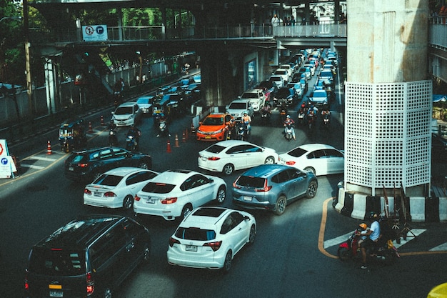Vista de alto ângulo do tráfego na rua da cidade