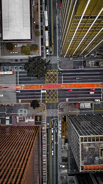 Foto vista de alto ângulo do tráfego na rua da cidade