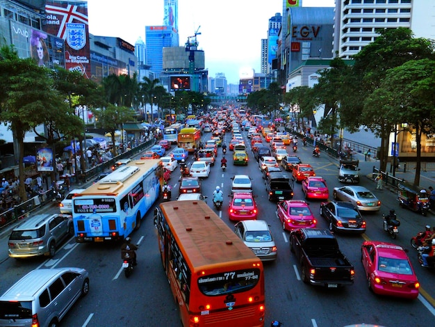 Vista de alto ângulo do tráfego na rua da cidade