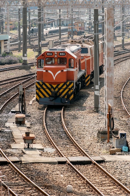 Vista de alto ângulo do trem nos trilhos da cidade