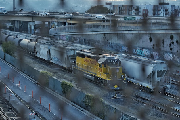 Vista de alto ângulo do trem nos trilhos da ferrovia vista através da janela