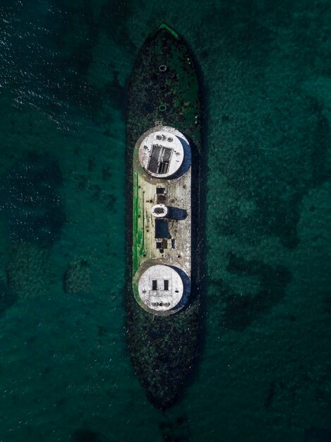 Vista de alto ângulo do velho relógio no mar