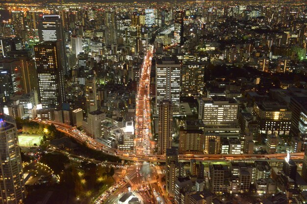 Vista de alto ângulo dos edifícios da cidade à noite