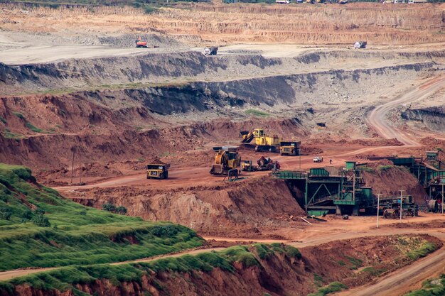 Foto vista de alto ângulo dos veículos no canteiro de obras