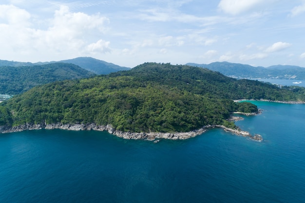 Vista de alto ângulo mar tropical com ondas batendo na praia e alta montanha localizada em phuket tailândia vista aérea drone de cima para baixo incrível paisagem vista da natureza bela superfície do mar.