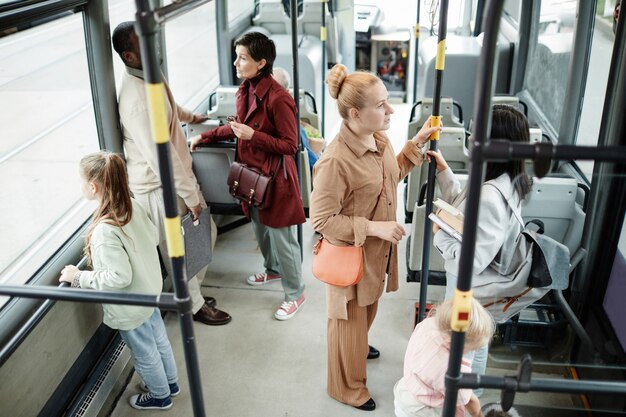 Vista de alto ângulo para diversos grupos de pessoas em um ônibus público, copie o espaço