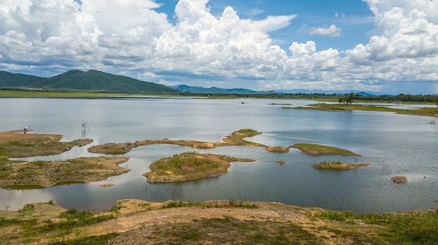 Vista de alto ângulo vista aérea da represa com lindo céu, tailândia