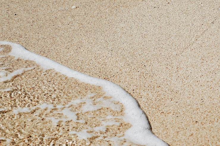 Foto vista de ângulo alto da areia na praia