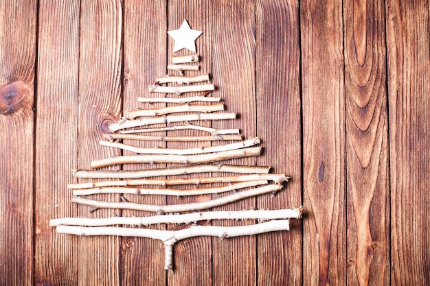 Vista de ângulo alto da árvore de Natal em uma mesa de madeira