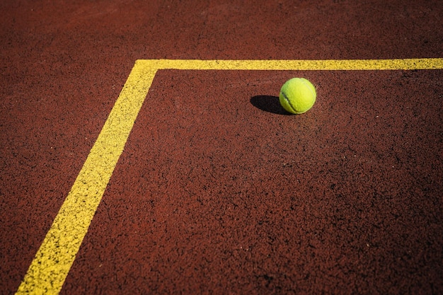 Foto vista de ângulo alto da bola de tênis no campo