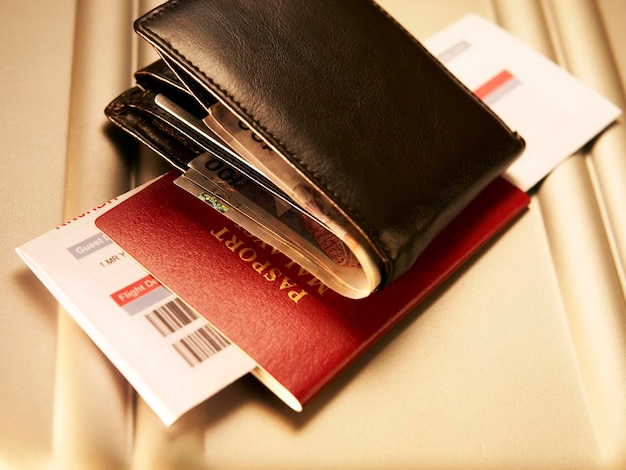 Foto vista de ângulo alto da carteira com passaporte na mesa