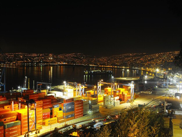 Foto vista de ângulo alto da cidade iluminada contra o céu à noite