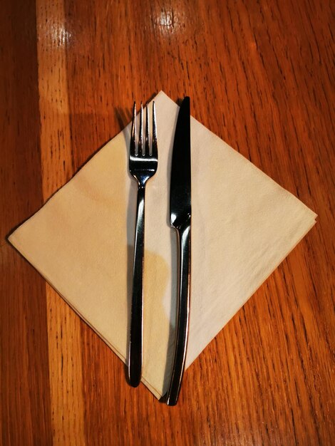 Foto vista de ângulo alto da colher na mesa