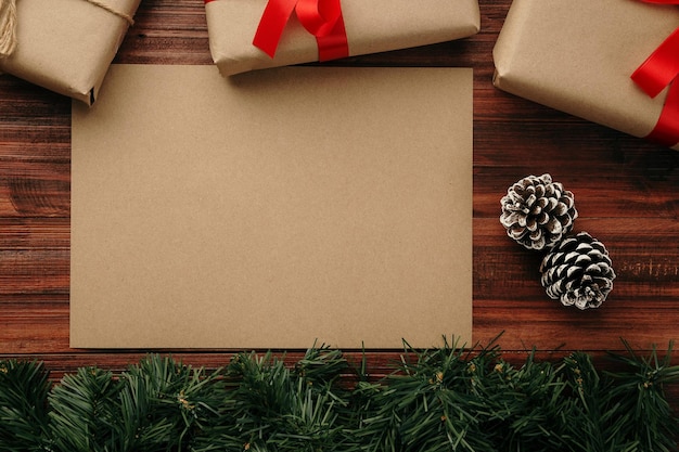 Vista de ângulo alto da decoração de Natal na mesa