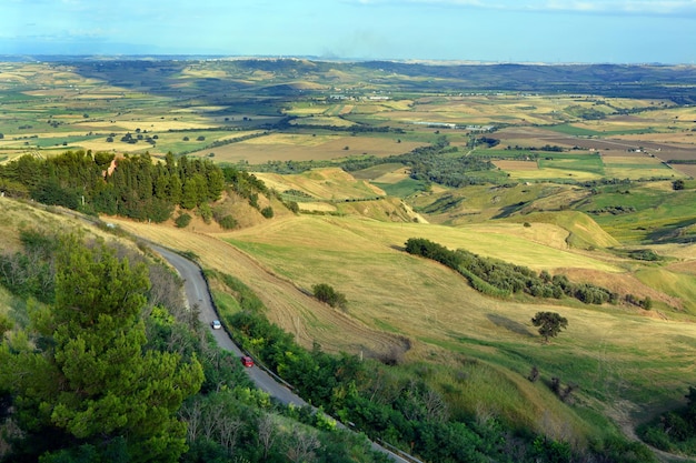 Vista de ângulo alto da estrada em meio à paisagem contra o céu