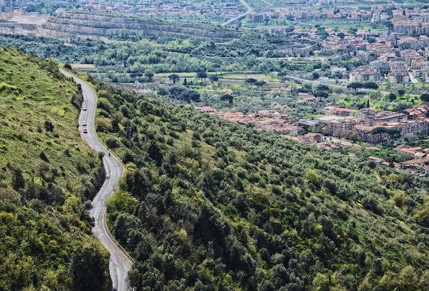 Vista de ângulo alto da estrada em montanhas de árvores