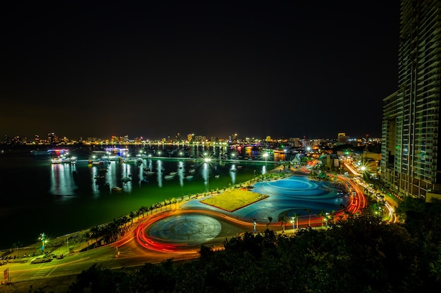 Vista de ângulo alto da estrada iluminada por edifícios contra o céu à noite