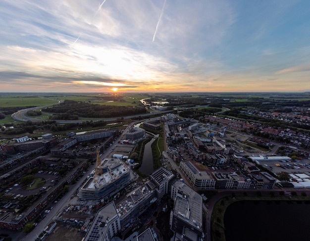 Foto vista de ângulo alto da estrada por edifícios contra o céu purmerend