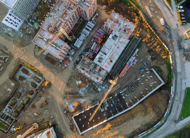 Foto vista de ângulo alto da estrada por edifícios na cidade