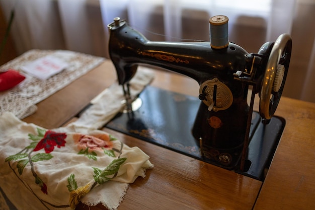 Foto vista de ângulo alto da máquina de costura na mesa