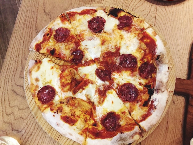 Foto vista de ângulo alto da pizza na mesa
