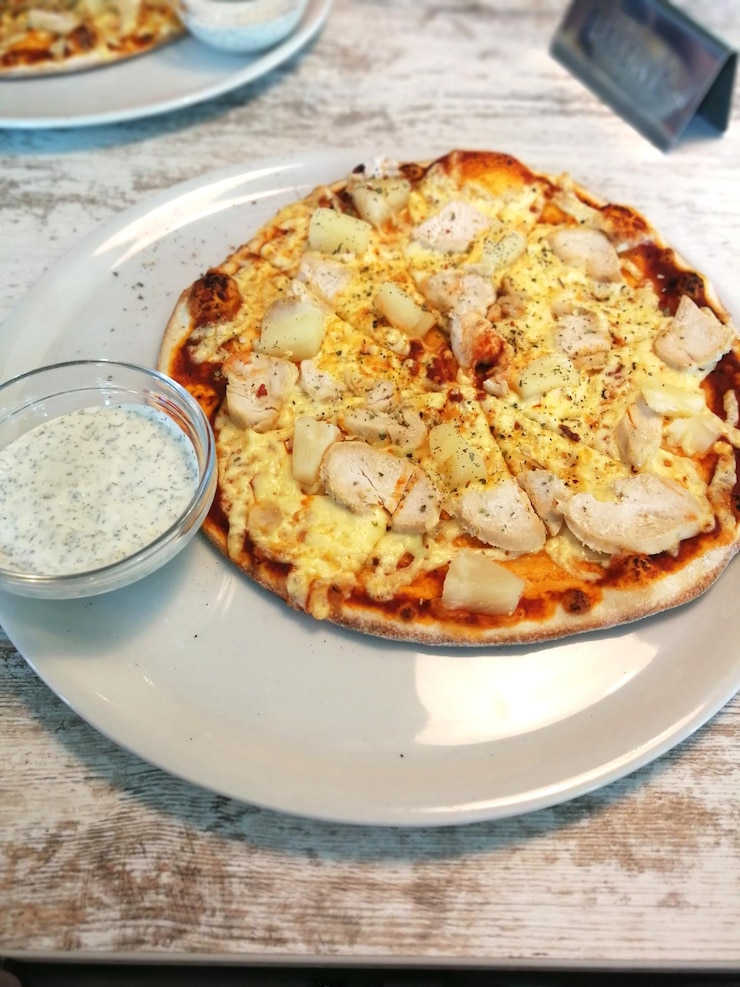 Foto vista de ângulo alto da pizza no prato