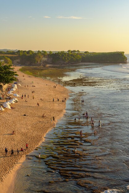 Foto vista de ângulo alto da praia contra o céu durante o pôr-do-sol