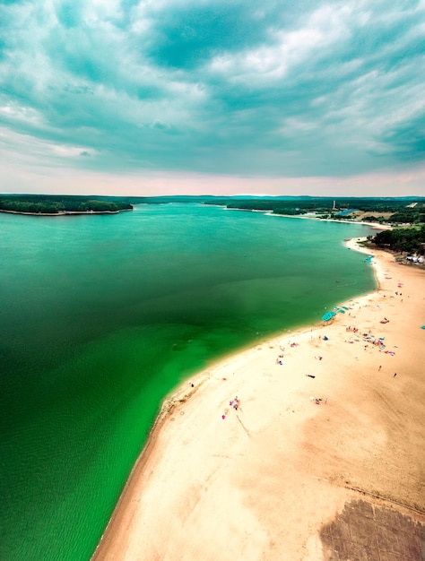 Foto vista de ângulo alto da praia contra o céu