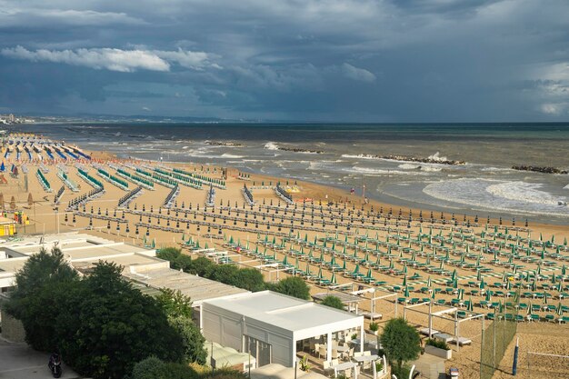 Foto vista de ângulo alto da praia contra o céu