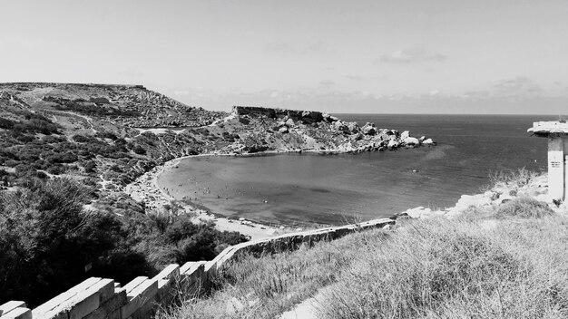 Vista de ângulo alto da praia contra o céu