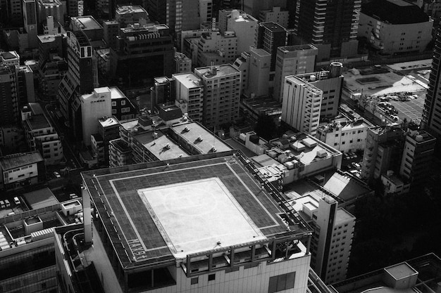 Foto vista de ângulo alto da rua em meio a edifícios na cidade