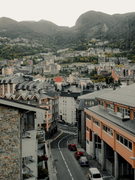 Foto vista de ângulo alto da rua em meio a edifícios na cidade