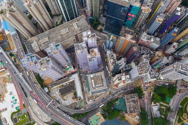 Foto vista de ângulo alto da rua em meio a edifícios na cidade