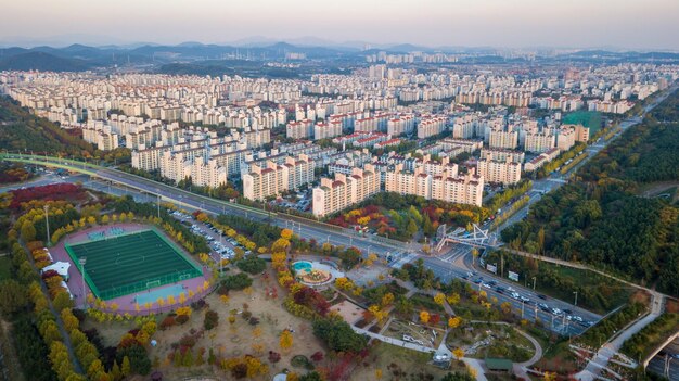 Foto vista de ângulo alto da rua em meio a edifícios na cidade