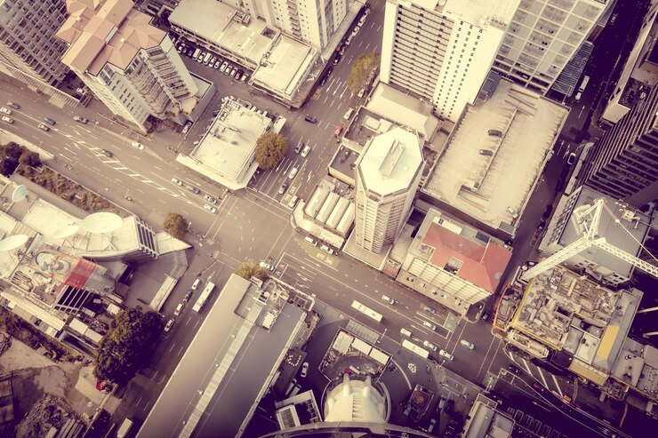 Foto vista de ângulo alto da rua em meio a edifícios na cidade