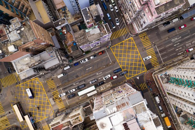 Foto vista de ângulo alto da rua em meio a edifícios na cidade