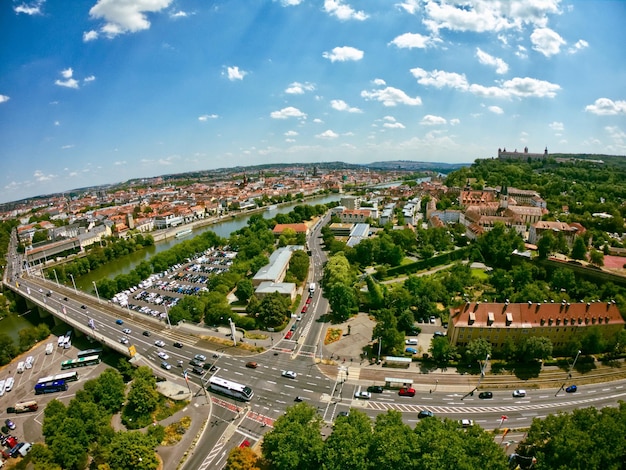 Foto vista de ângulo alto da rua em meio a edifícios na cidade