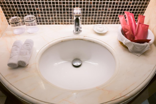 Foto vista de ângulo alto da torneira na casa de banho