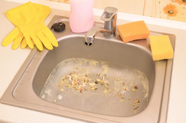 Foto vista de ângulo alto da torneira na cozinha em casa