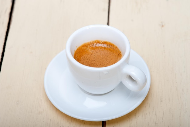 Vista de ângulo alto da xícara de café na mesa