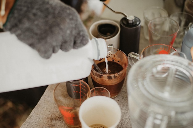 Foto vista de ângulo alto da xícara de café na mesa